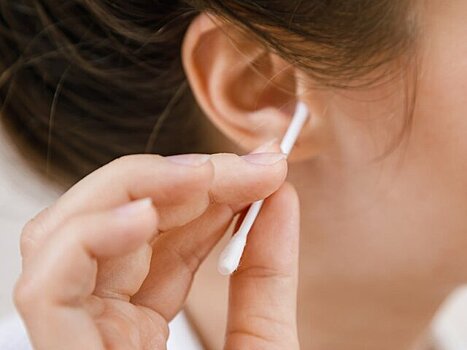 Врач призвал исключить ватные палочки при чистке ушей