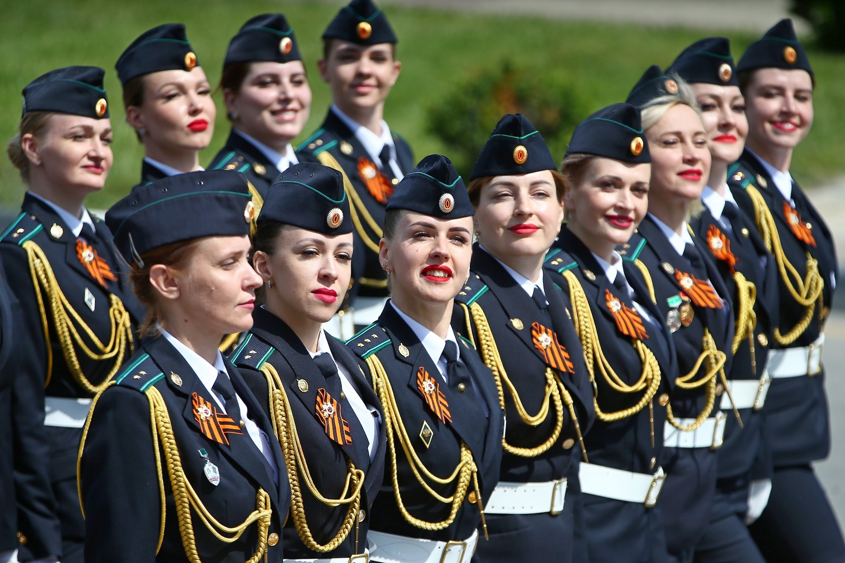 В Перми участница парадной колонны потеряла туфельку