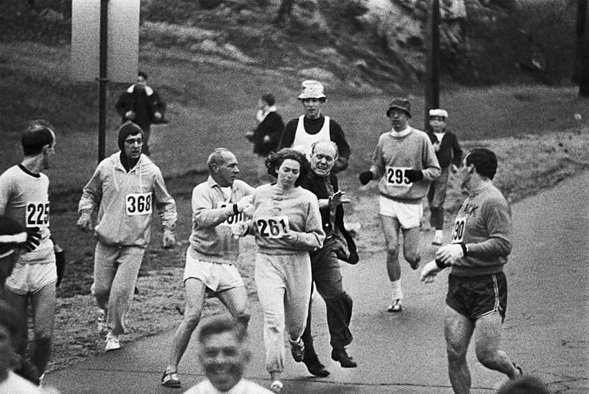Кэтрин Свитцер стала первой женщиной, пробежавшей Бостонский марафон, несмотря на попытки организатора остановить ее. 1967 год.