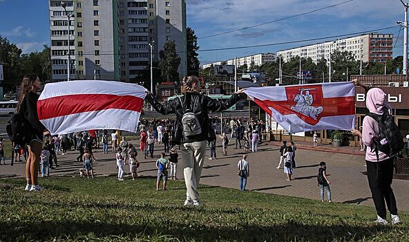 ОМОН не мешает: тысячи людей заполонили центр Минска