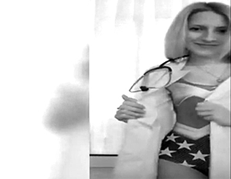 Блогеров возмутило видео с раздевающейся девушкой-врачом