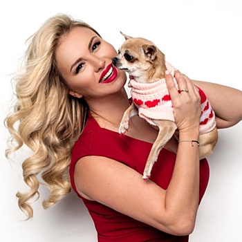 Поддержка звезд, крутые подарки и 200 бездомных кошек и собак ждут тебя на благотворительном фестивале WOOF