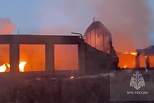 Мощный пожар на российском заводе попал на видео