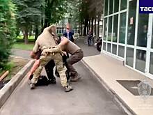 Задержание наблюдателя за войсковой частью в российском городе попало на видео