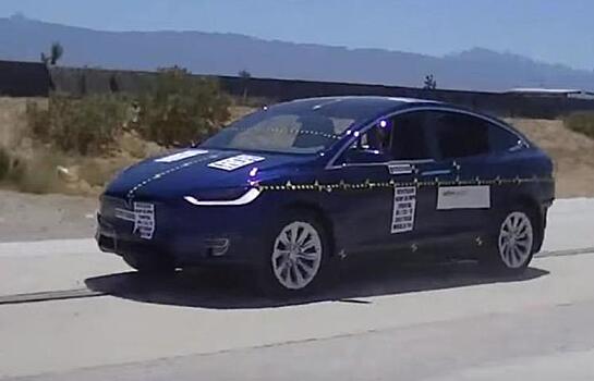 Систему автопилота «Tesla» смогли обмануть при помощи точек на асфальте