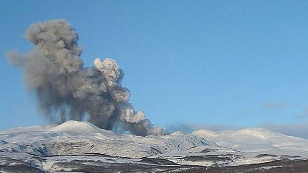 Вулкан Эбеко на Курилах выбросил пепел высотою три километра