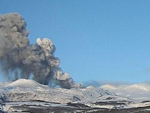 Вулкан Эбеко на Курилах выбросил пепел высотою три километра