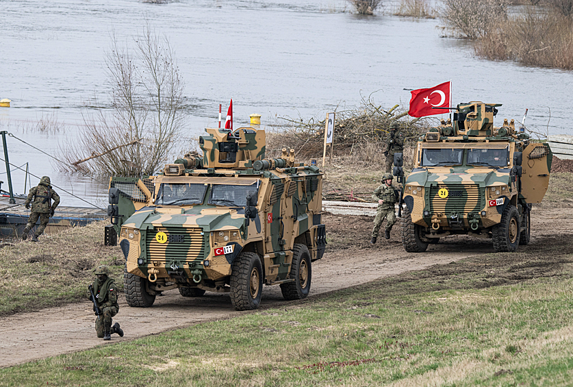 Турецкие военнослужащие во время совместных военных учений НАТО Dragon-24