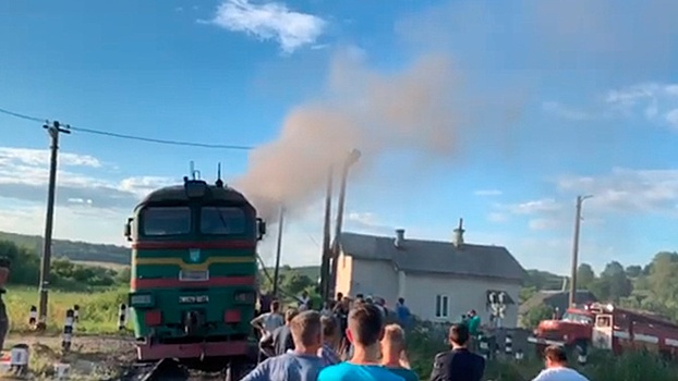 Пассажиры подо Львовом тушили загоревшийся на ходу поезд водой из пруда: видео