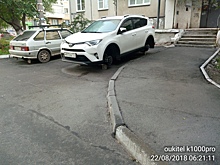Разули под покровом ночи: во дворе в Ленинском районе с Toyota RAV4 сняли колёса