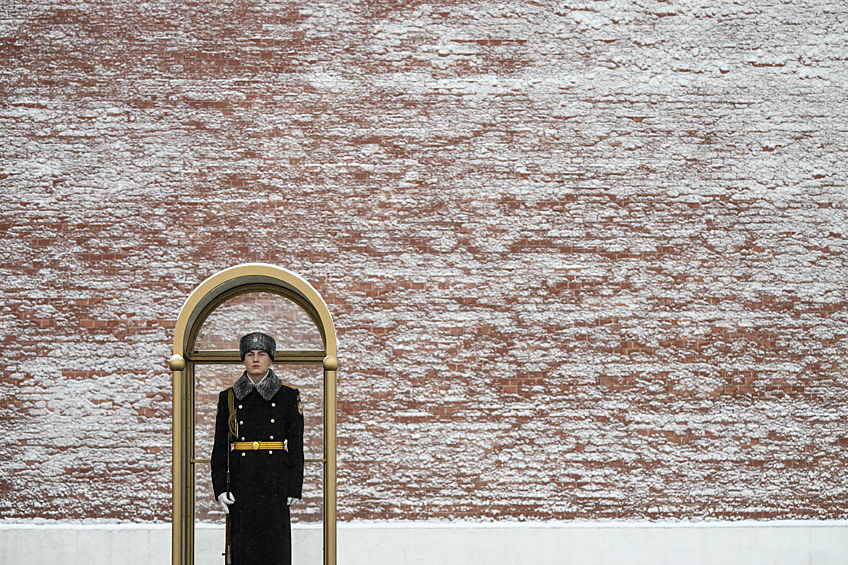 Военнослужащий роты Почетного караула у Могилы Неизвестного Солдата в Александровском саду у Кремлёвской стены во время снегопада