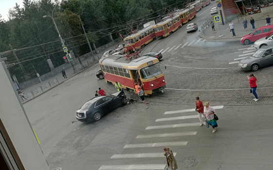 Cadillac протаранил трамвай в центре Екатеринбурга. Фото