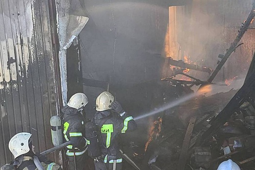 На окраине Симферополя вспыхнул крупный пожар на складе