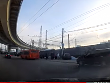 Очевидец опубликовал видео ДТП на остановке в Нижнем Новгороде