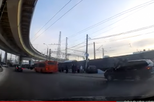 Очевидец опубликовал видео ДТП на остановке в Нижнем Новгороде