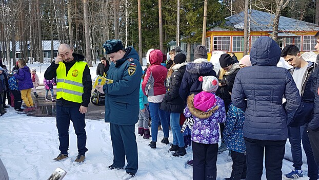 Пожарные в связи с весенними каникулами напомнили правила обращения с огнем и порядок действий при пожаре