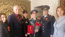 В Саратовской области к поздравительной миссии навещающих ветеранов полицейских присоединились общественники