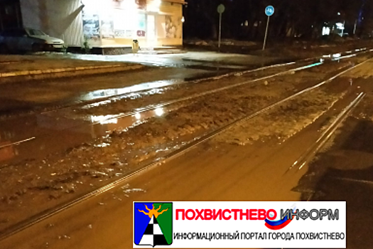 Денег нет, но вы держитесь: чиновники объяснили, почему затапливает трамвайные пути на Ново-Садовой