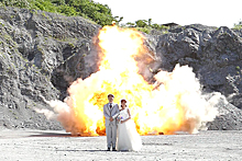 Молодожены устроили свадебную фотосессию на фоне взрывов
