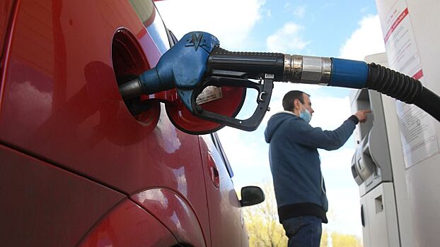 Цены на бензин в России начали снижаться
