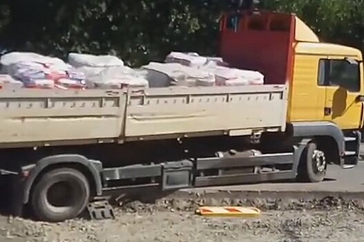 Ловушка на бездорожье: в Симферополе дорожная спецтехника вызволяет фуру