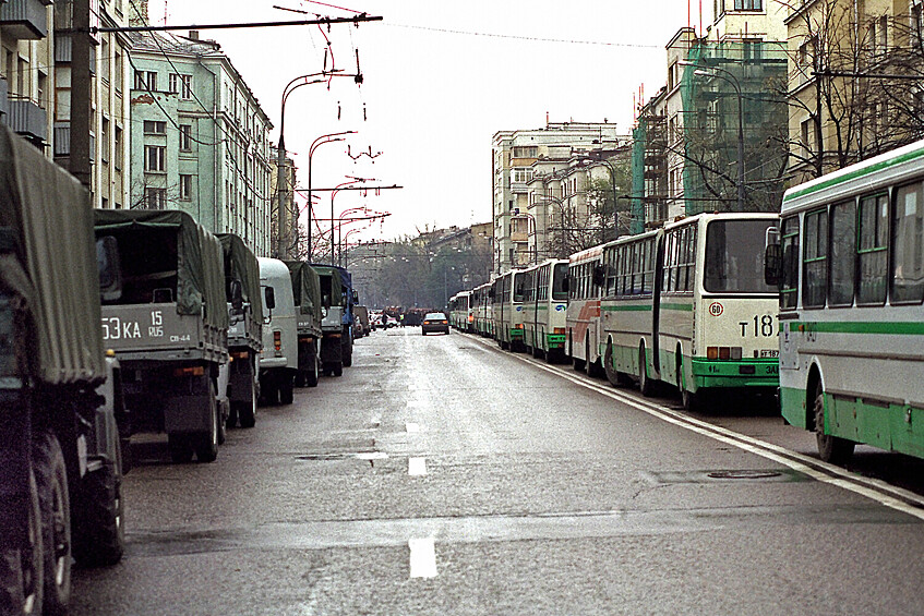 Колонны автобусов и грузовых машин около Театрального центра на Дубровке во время захвата заложников, Москва, 24 октября 2002 года