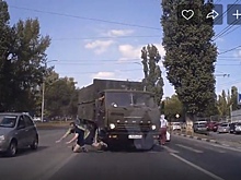 В Саратове "КамАЗ" на "зебре" наехал на отца с дочерью
