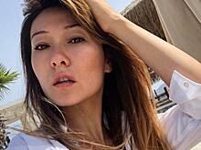 «Ах, какая женщина»: Марина Ким подчеркнула формы слитным купальником василькового цвета