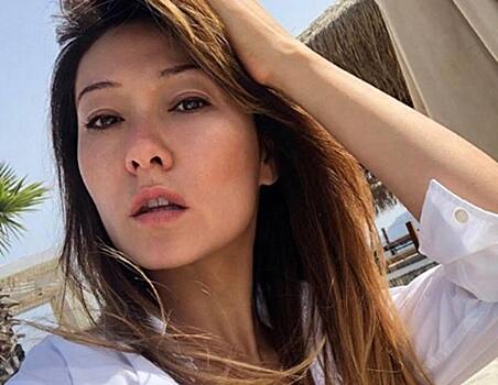 «Ах, какая женщина»: Марина Ким подчеркнула формы слитным купальником василькового цвета