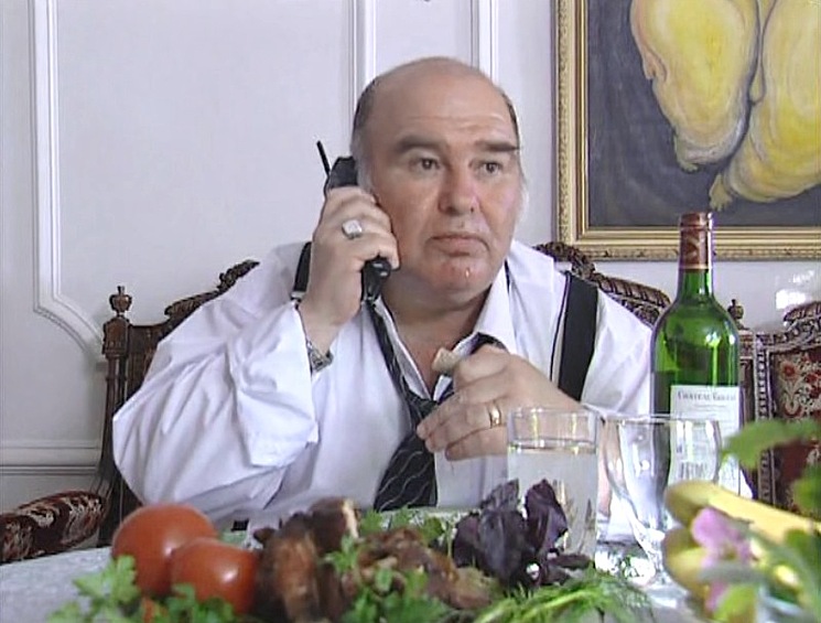 Отмечается, что соседи Арояна рассказали прибывшим на место обнаружения его тела полицейским, что артист в последние дни много пил