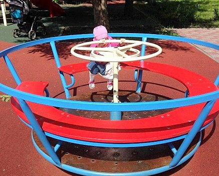 На детских площадках в Савеловском отремонтировали качели и карусель