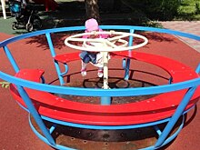 На детских площадках в Савеловском отремонтировали качели и карусель