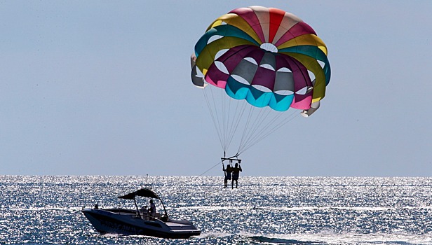 Житель Приморья погиб во время парасейлинга