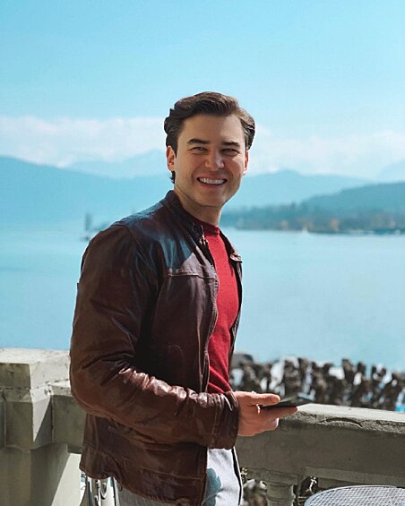 Холостяк говорит на нескольких языках (английский, французский и русский) и написал диссертацию по теме «Психология любви». 