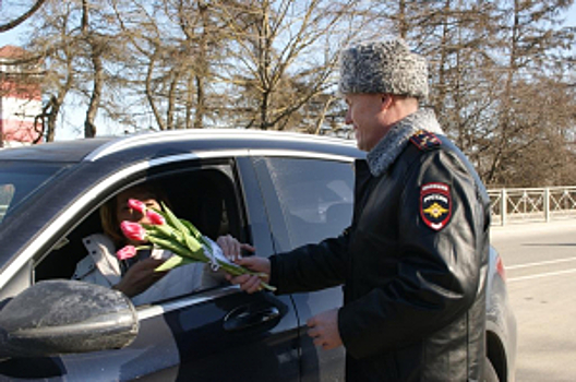 Руководитель новгородской Госавтоинспекции поздравил жительниц Великого Новгорода с наступающим весенним праздником 8 марта