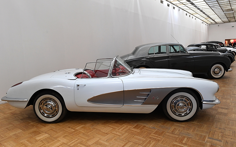 Автомобиль Chevrolet Corvette 1960 года выпуска на выставке-аукционе "Редкие автомобили".