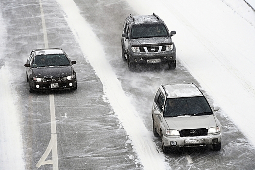 Водителям рассказали о правилах выживания на дороге в сильный снегопад
