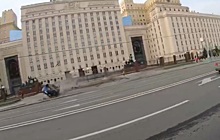 Переворот машины с девушкой у здания Минобороны России попал на видео