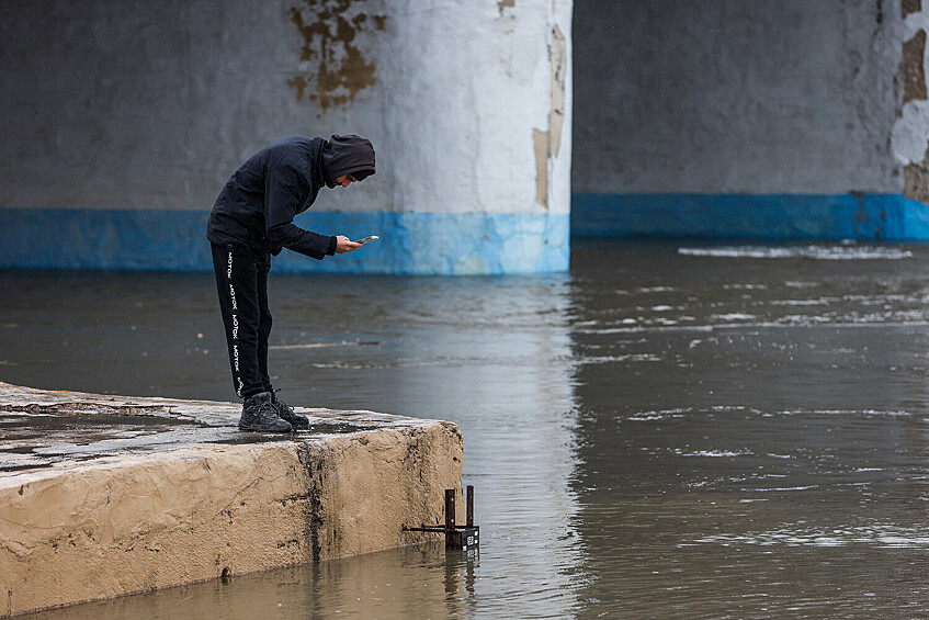 Житель Кургана на городской дамбе на реке Тобол, 14 апреля 2024 года