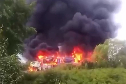 Бетономешалка и автовоз загорелись после столкновения на трассе в ЕАО