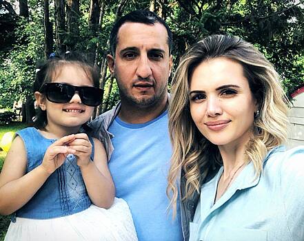 Супруга Арарата Кещяна поделилась редким снимком с мужем и дочерьми