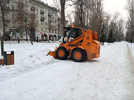 Улицы Саратова днем от снега расчищали рабочие и специальная техника