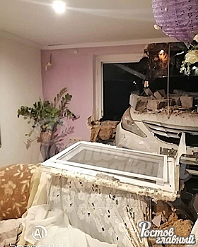 В Ростове в Александровке машина въехала в частный дом