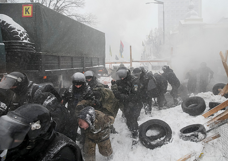 По словам очевидцев, полиция пришла в палаточный городок проводить следственные действия в связи с рядом уголовных дел.