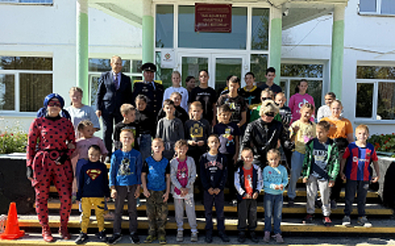 В Магаданской области в День знаний полицейские и общественники подарили подшефным ребятам отличное настроение и заряд бодрости