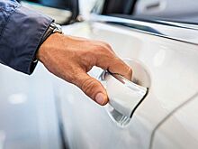 Почему кузов автомобиля бьет током