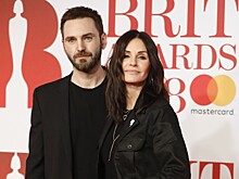 Кортни Кокс с женихом, Рита Ора в перьях и другие звезды на BRIT Awards-2018