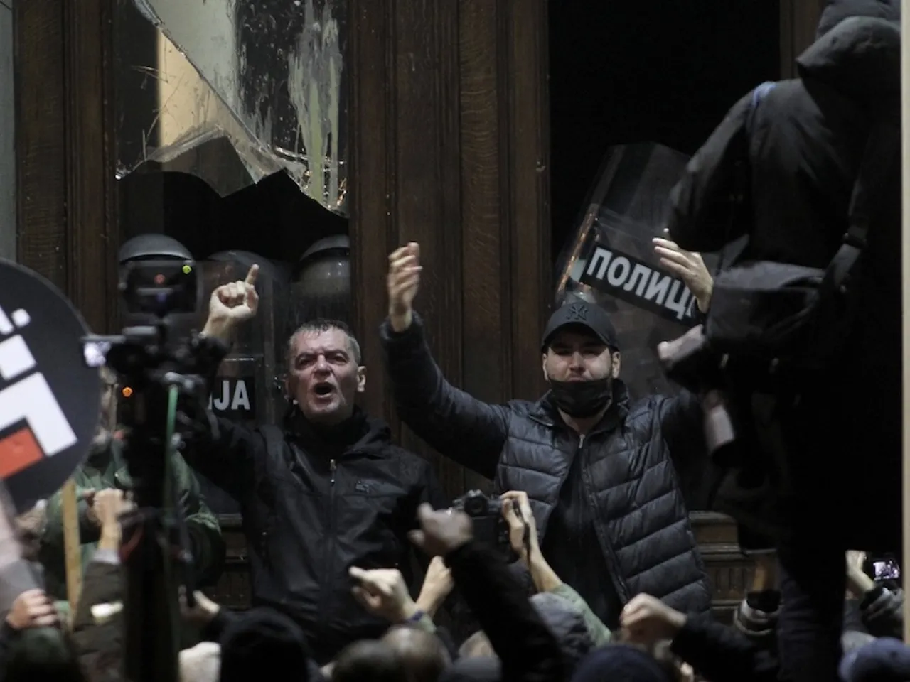 В Белграде несколько тысяч оппозиционеров устроили митинг