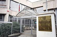 Мужчина встал у посольства России в Праге с зажигалкой и горючей жидкостью