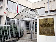 Мужчина встал у посольства России в Праге с зажигалкой и горючей жидкостью